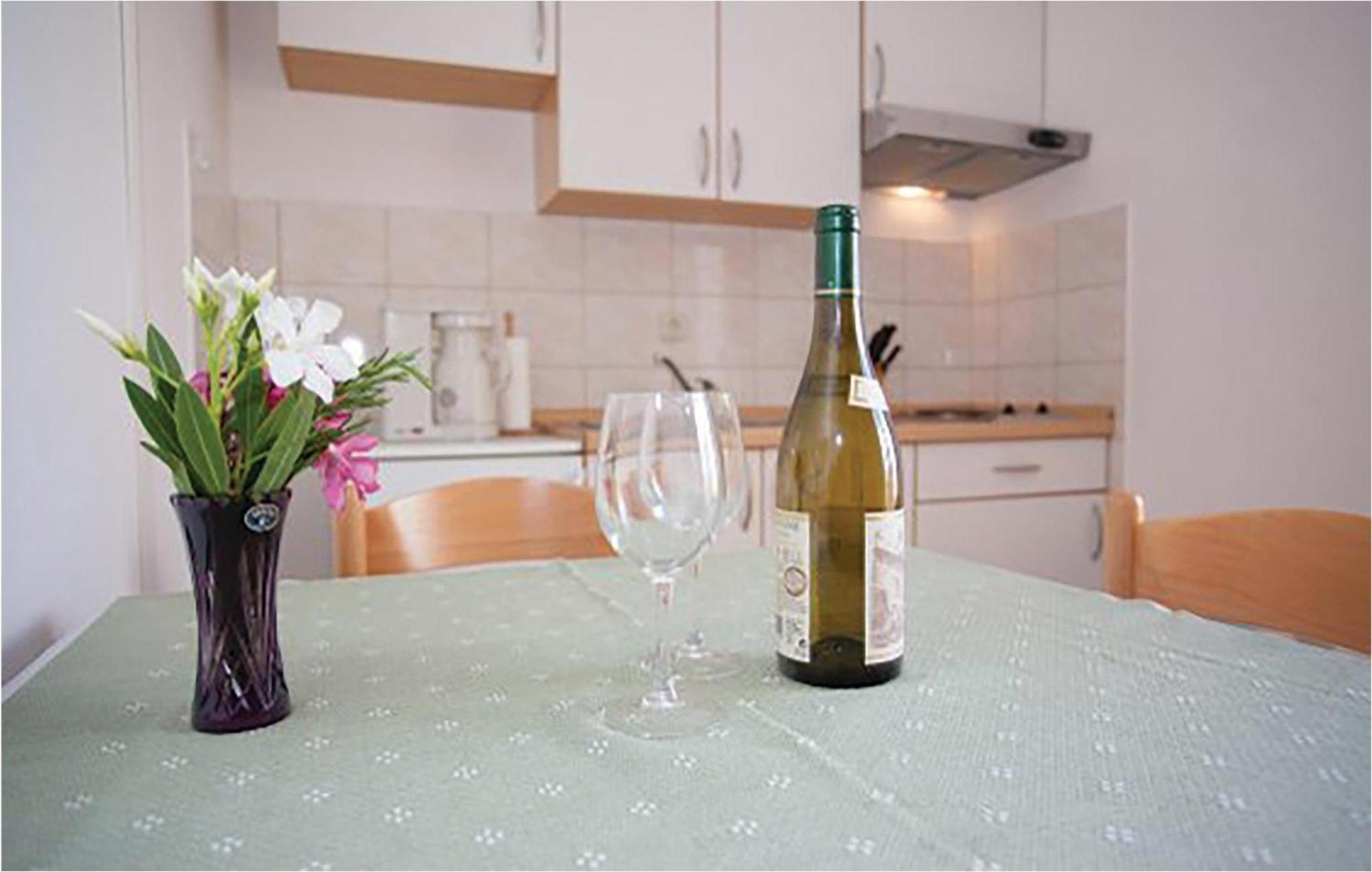Amazing Apartment In Malinska With Kitchen Екстериор снимка