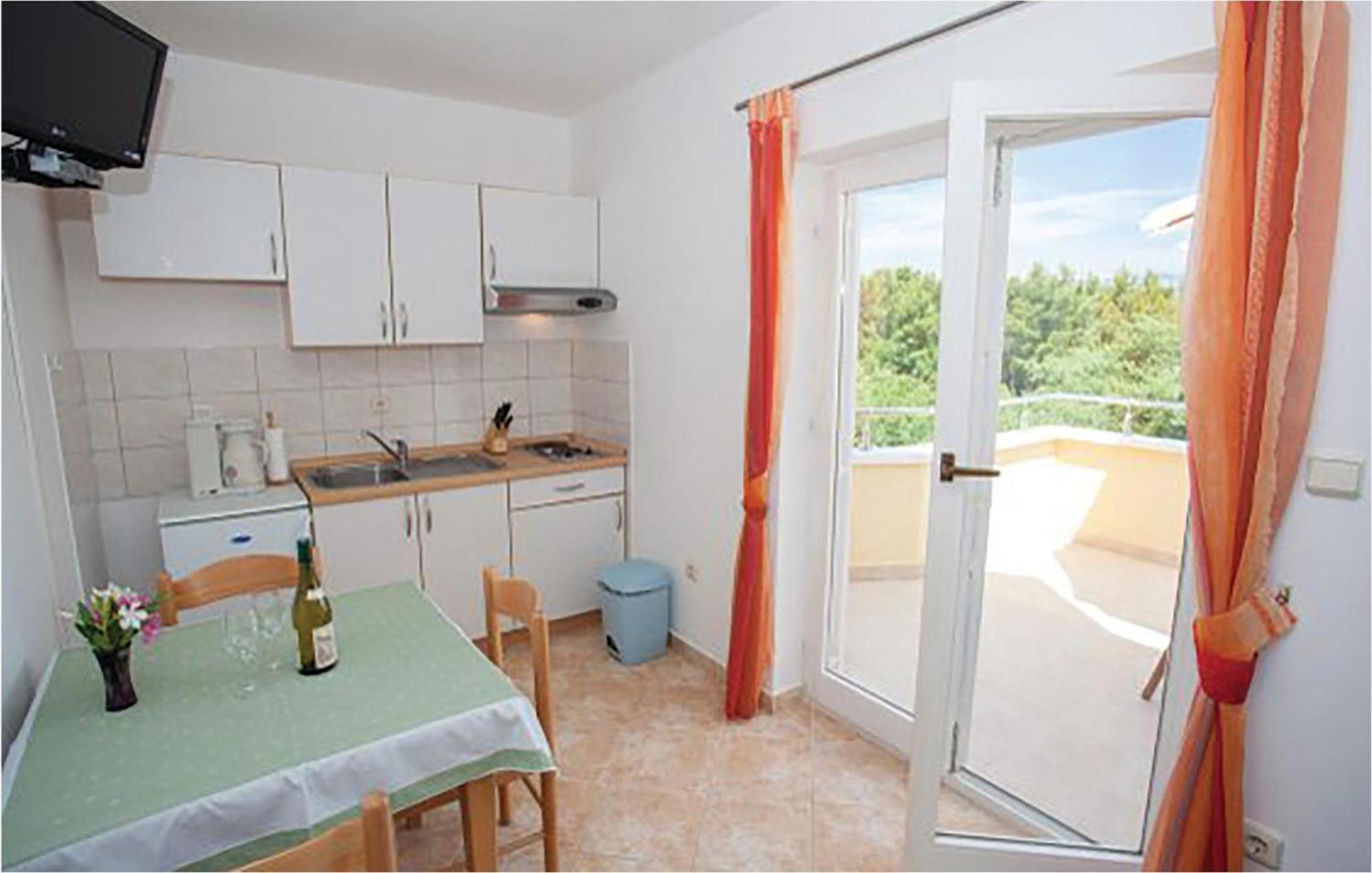 Amazing Apartment In Malinska With Kitchen Екстериор снимка