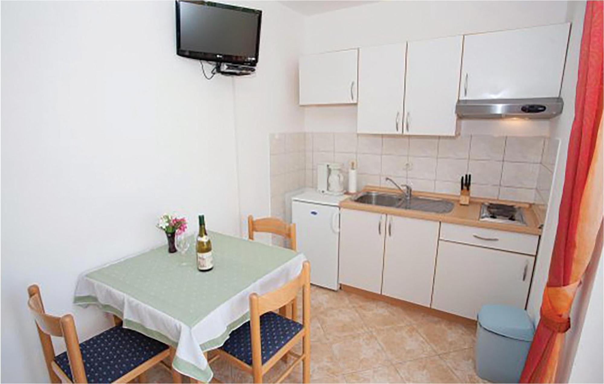 Amazing Apartment In Malinska With Kitchen Екстериор снимка